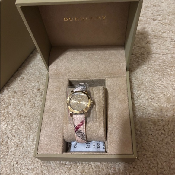 Burberry Gold and Cream Watch with Signature Style - Picture 1 of 3